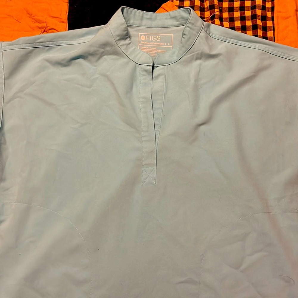 Figs rafaela neon blue top in great condition.